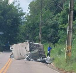 Baú de caminhão cai na pista do Guacuri